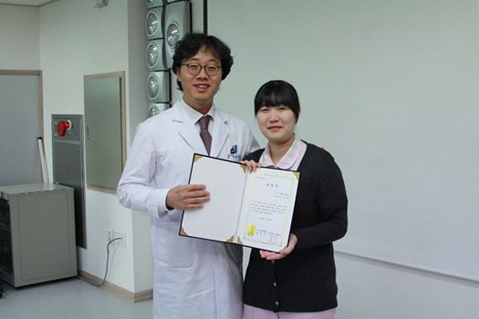 물리치료실 이윤정 사원과 최희준 병원장이미지입니다.